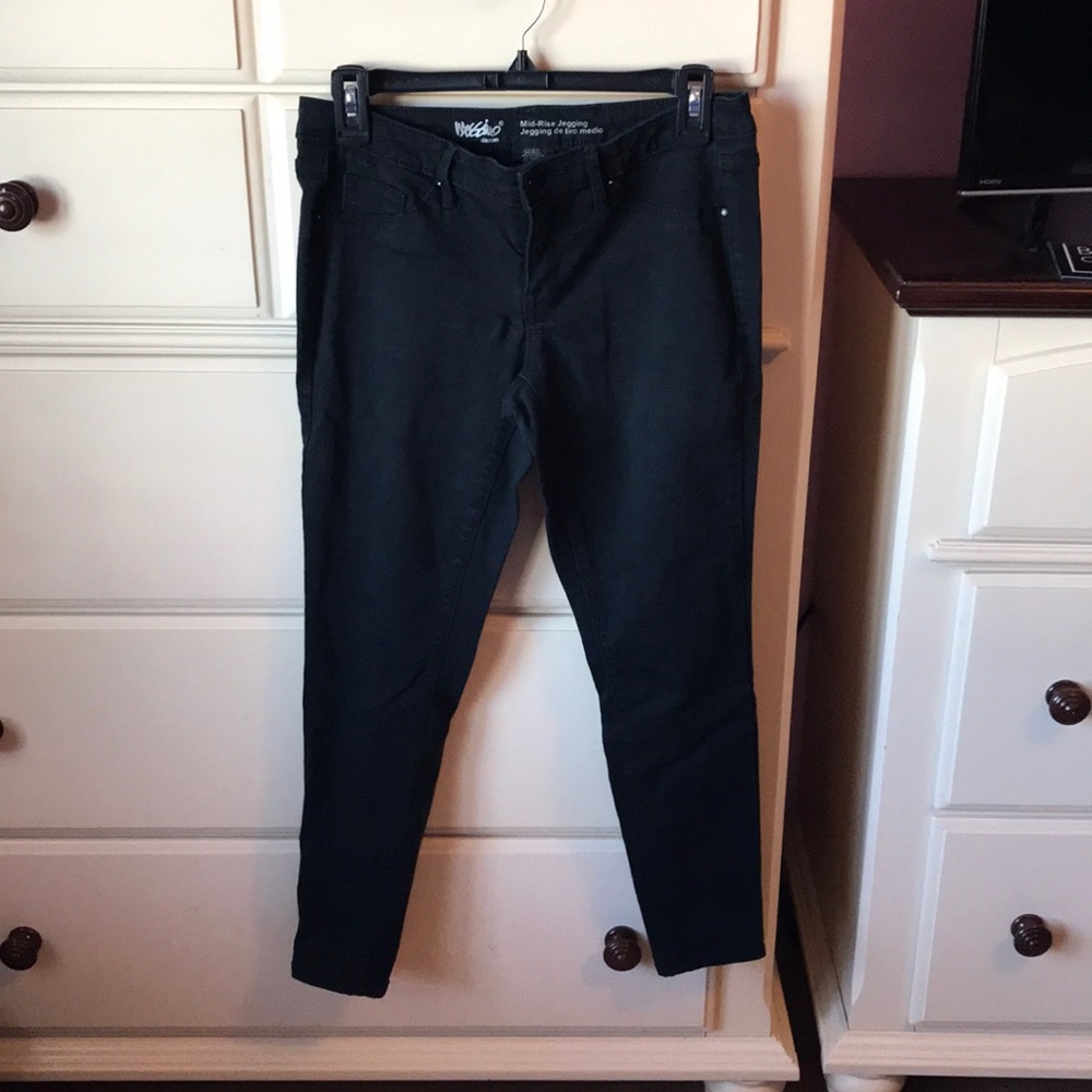 Black mid-rise jeggings